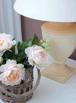 De Binnenhorst, sfeervolle kamers tafel bloem